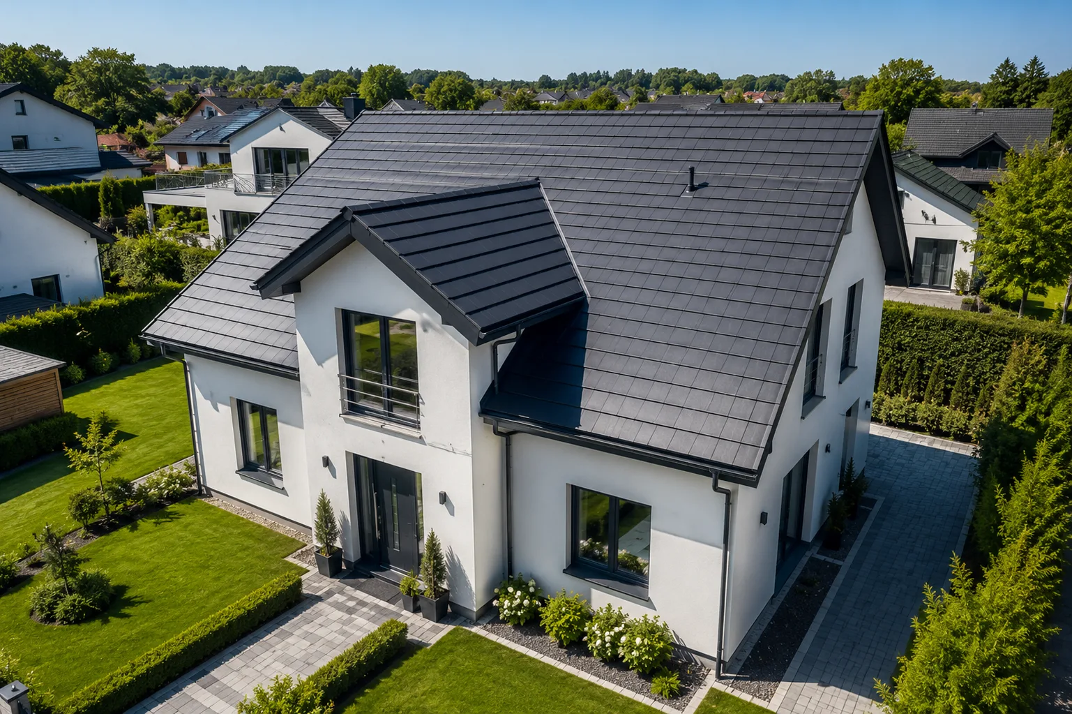 Drohnenaufnahme eines neu gedeckten Daches in Kassel